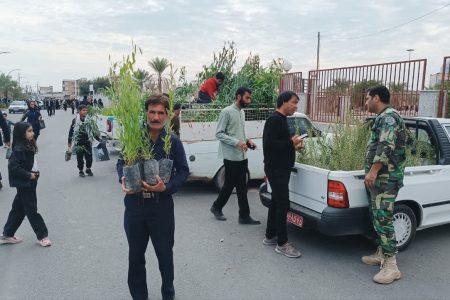توزیع بیش از ۱۱هزارو ۷٠٠ اصله نهال رایگان در راهپیمایی ۲۲ بهمن ماه در جنوب کرمان