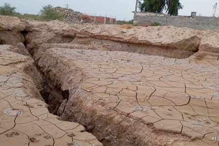 فرونشست زمین در جنوب کرمان؛ زنگ خطر جدی برای دشت‌های کهنوج، فاریاب و عنبرآباد